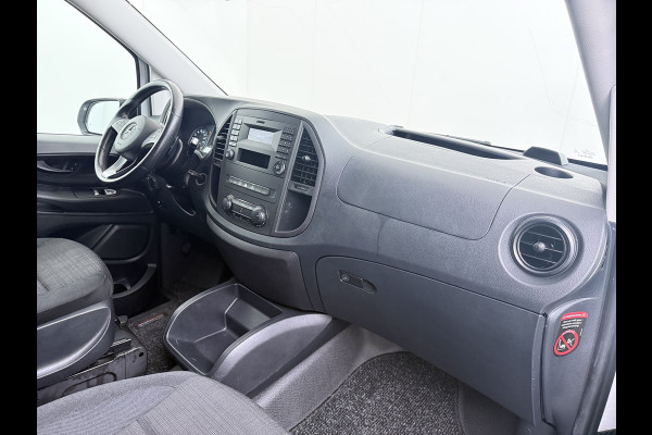 Mercedes-Benz Vito 114CDI 136pk AUT-7 L2 Lang Trekhaak Euro-6 Airco Cruise Control Bluetooth Lane Asist Pdc Betonplex Vloer Wandbetimmering Kast inbouw Achter+Geblindeerde-Raam Schuifdeur 1e Eigenaar 2.000KG Trekgewicht Nette Bus!