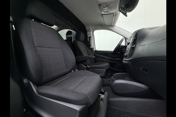 Mercedes-Benz Vito 114CDI 136pk AUT-7 L2 Lang Trekhaak Euro-6 Airco Cruise Control Bluetooth Lane Asist Pdc Betonplex Vloer Wandbetimmering Kast inbouw Achter+Geblindeerde-Raam Schuifdeur 1e Eigenaar 2.000KG Trekgewicht Nette Bus!