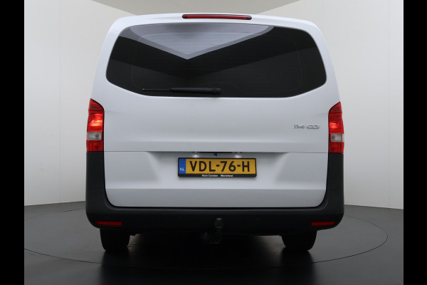 Mercedes-Benz Vito 114CDI 136pk AUT-7 L2 Lang Trekhaak Euro-6 Airco Cruise Control Bluetooth Lane Asist Pdc Betonplex Vloer Wandbetimmering Kast inbouw Achter+Geblindeerde-Raam Schuifdeur 1e Eigenaar 2.000KG Trekgewicht Nette Bus!
