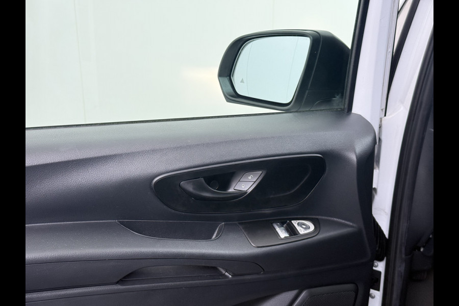 Mercedes-Benz Vito 114CDI 136pk AUT-7 L2 Lang Trekhaak Euro-6 Airco Cruise Control Bluetooth Lane Asist Pdc Betonplex Vloer Wandbetimmering Kast inbouw Achter+Geblindeerde-Raam Schuifdeur 1e Eigenaar 2.000KG Trekgewicht Nette Bus!