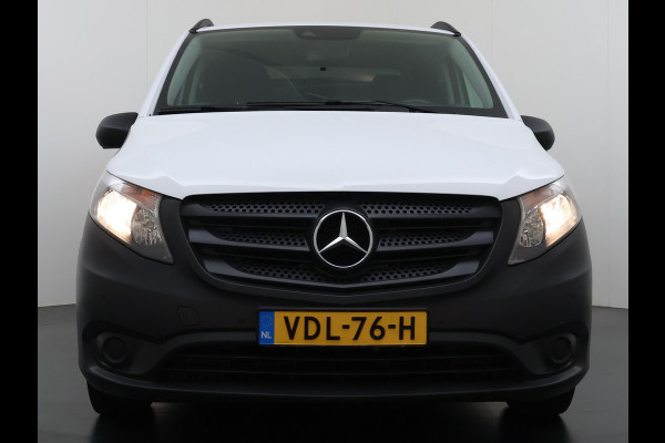 Mercedes-Benz Vito 114CDI 136pk AUT-7 L2 Lang Trekhaak Euro-6 Airco Cruise Control Bluetooth Lane Asist Pdc Betonplex Vloer Wandbetimmering Kast inbouw Achter+Geblindeerde-Raam Schuifdeur 1e Eigenaar 2.000KG Trekgewicht Nette Bus!