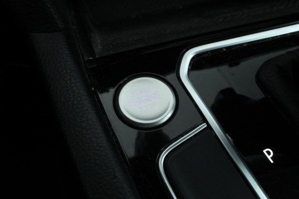 Volkswagen Passat Variant 1.6 TDI Elegance Business R Automaat, Navigatie, Apple carplay, Climate,