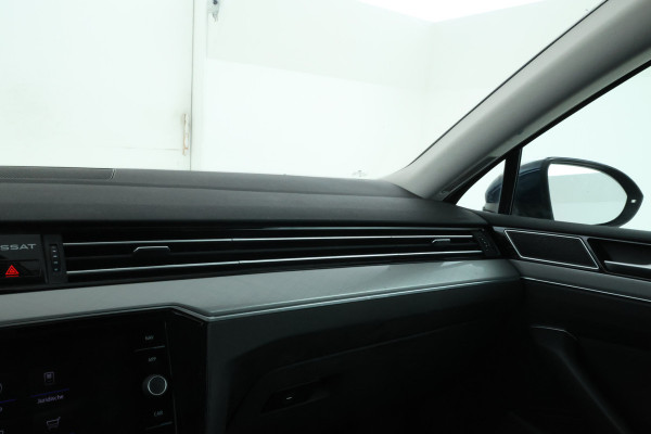 Volkswagen Passat Variant 1.6 TDI Elegance Business R Automaat, Navigatie, Apple carplay, Climate,