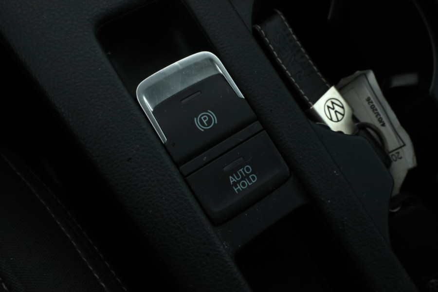 Volkswagen Passat Variant 1.6 TDI Elegance Business R Automaat, Navigatie, Apple carplay, Climate,