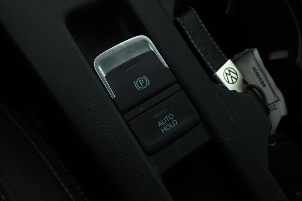 Volkswagen Passat Variant 1.6 TDI Elegance Business R Automaat, Navigatie, Apple carplay, Climate,