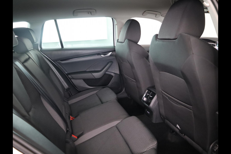 Škoda Octavia Combi Business Edition Plus m-HEV 1.5 TSI 115 pk 7 versn. DSG | Winter pakket | Lichtmetalen velgen 18 inch Lerna Antraciet