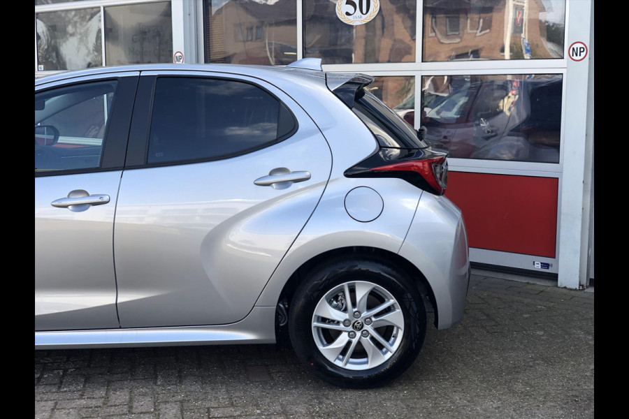 Toyota Yaris 1.5 Hybrid Dynamic Plus | Trekhaak, Dodehoekherkenning, Parkeersensoren, LED, Stoelverwarming