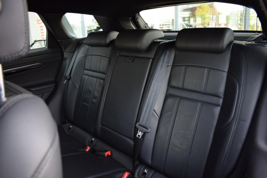 Land Rover Range Rover Evoque 1.5 P300e AWD SE | R-Dynamic | Trekhaak | Leer | Camera