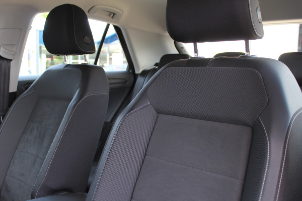 Volkswagen T-Roc 1.5 TSI 150PK Style Plus | Alcantara | IQ Light | Elektr. Achterklep | Adaptieve Cruise | Trekhaak
