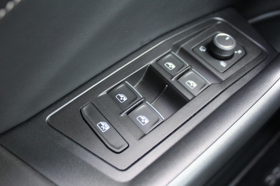 Volkswagen T-Roc 1.5 TSI 150PK Style Plus | Alcantara | IQ Light | Elektr. Achterklep | Adaptieve Cruise | Trekhaak