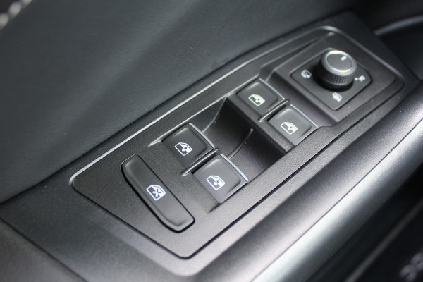 Volkswagen T-Roc 1.5 TSI 150PK Style Plus | Alcantara | IQ Light | Elektr. Achterklep | Adaptieve Cruise | Trekhaak
