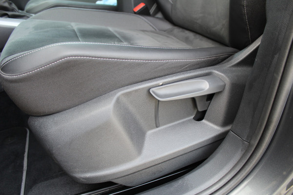 Volkswagen T-Roc 1.5 TSI 150PK Style Plus | Alcantara | IQ Light | Elektr. Achterklep | Adaptieve Cruise | Trekhaak