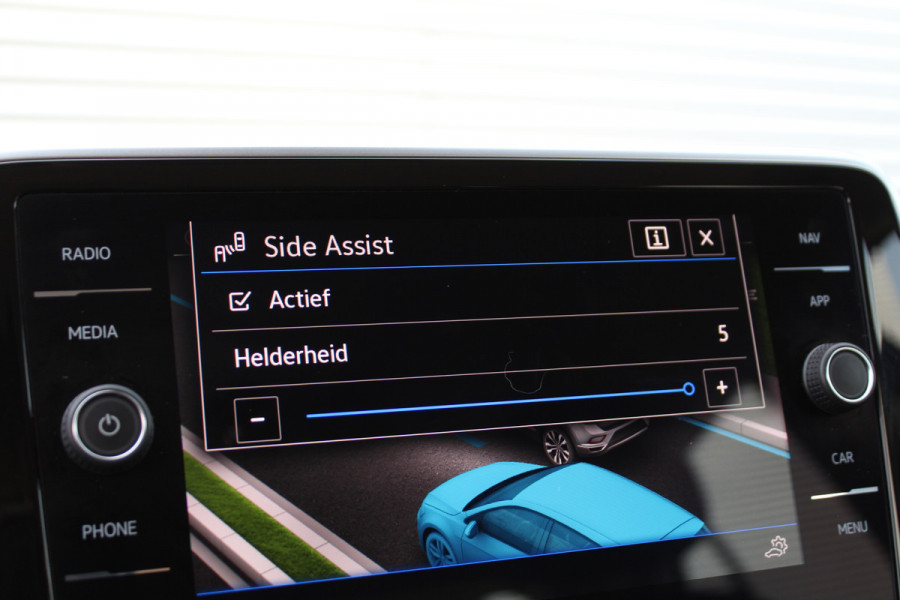 Volkswagen T-Roc 1.5 TSI 150PK Style Plus | Alcantara | IQ Light | Elektr. Achterklep | Adaptieve Cruise | Trekhaak