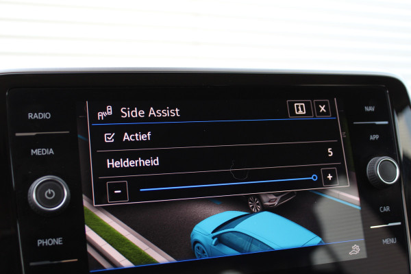 Volkswagen T-Roc 1.5 TSI 150PK Style Plus | Alcantara | IQ Light | Elektr. Achterklep | Adaptieve Cruise | Trekhaak