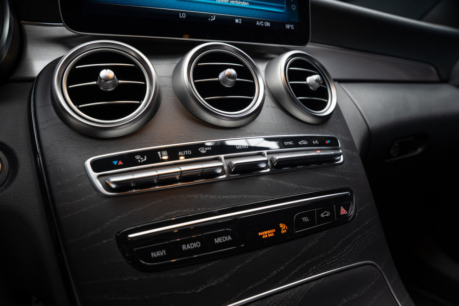Mercedes-Benz C-Klasse Estate 180 AMG Pano Leer Camera Navi LED PTS Elekt. achterklep Elektr. trekhaak LM velgen BTW auto!