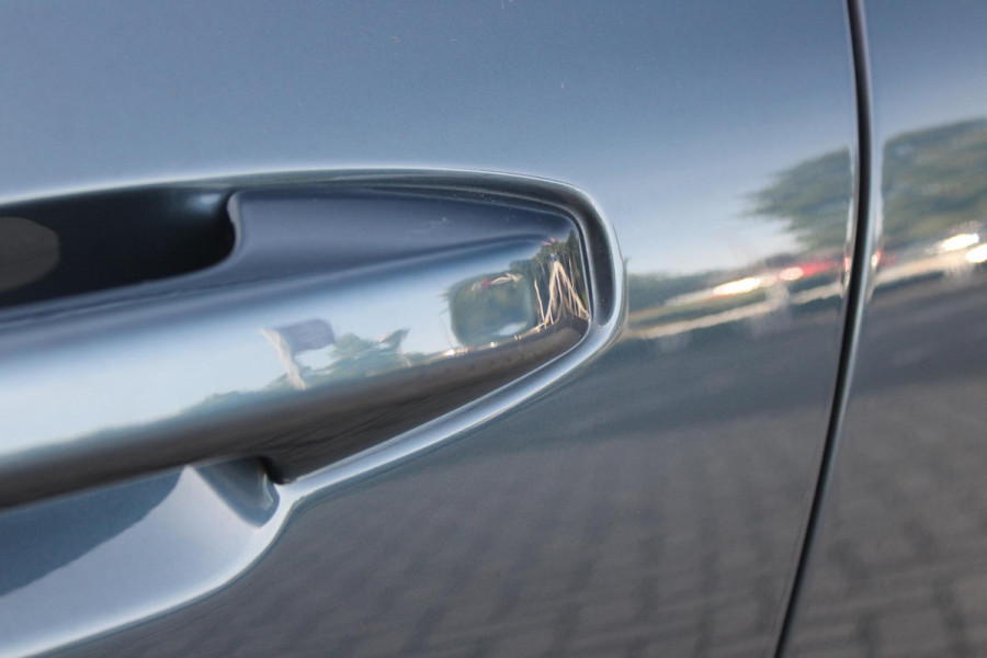 Volvo V60 2.0 T6 350PK Plug-in hybrid AWD Plus Dark | PANORAMISCH SCHUIF/KANTELDAK | PREMIUM AUDIO HARMAN/KARDON | NAVIGATIE VIA GOOGLE AUTO | APPLE CARPLAY / ANDROID AUTO | FULL-LED KOPLAMPEN | VERLICHTINGSPACK 2 | TREKHAAK MET SEMI ELEKTRISCH INKLAPBARE KOGEL 1800KG TREKGEWICHT! | 19'' 5-DOUBLE SPAAKS MATT GRAPHITE / DIAMOND CUT VELGEN | LEDEREN BEKLEDING | POWER SEATS - BESTUURDERS- EN PASSAGIERSSTOEL ELEKTRISCHVERSTELBAAR MET GEHEUGEN, ELEKTRISCH VERSTELBARE  ZITVERLENGERS /LENDESTEUN VIERVOUDIG | STOEL- EN ACHTERBANKVERWARMING | STUURVERWARMING | VOORRUITVERWARMING | PARKEE