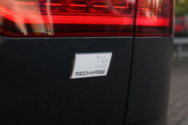 Volvo V60 2.0 T6 350PK Plug-in hybrid AWD Plus Dark | PANORAMISCH SCHUIF/KANTELDAK | PREMIUM AUDIO HARMAN/KARDON | NAVIGATIE VIA GOOGLE AUTO | APPLE CARPLAY / ANDROID AUTO | FULL-LED KOPLAMPEN | VERLICHTINGSPACK 2 | TREKHAAK MET SEMI ELEKTRISCH INKLAPBARE KOGEL 1800KG TREKGEWICHT! | 19'' 5-DOUBLE SPAAKS MATT GRAPHITE / DIAMOND CUT VELGEN | LEDEREN BEKLEDING | POWER SEATS - BESTUURDERS- EN PASSAGIERSSTOEL ELEKTRISCHVERSTELBAAR MET GEHEUGEN, ELEKTRISCH VERSTELBARE  ZITVERLENGERS /LENDESTEUN VIERVOUDIG | STOEL- EN ACHTERBANKVERWARMING | STUURVERWARMING | VOORRUITVERWARMING | PARKEE
