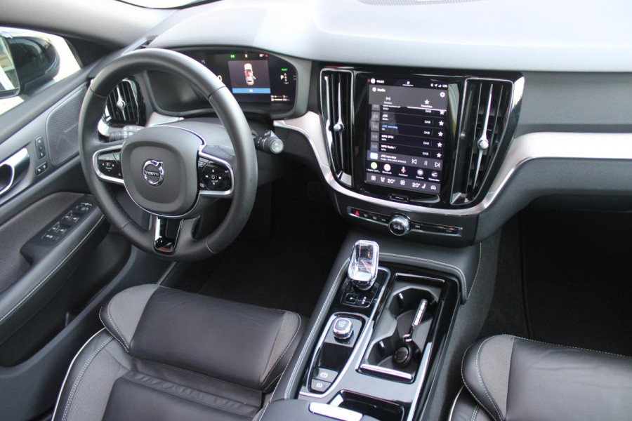 Volvo V60 2.0 T6 350PK Plug-in hybrid AWD Plus Dark | PANORAMISCH SCHUIF/KANTELDAK | PREMIUM AUDIO HARMAN/KARDON | NAVIGATIE VIA GOOGLE AUTO | APPLE CARPLAY / ANDROID AUTO | FULL-LED KOPLAMPEN | VERLICHTINGSPACK 2 | TREKHAAK MET SEMI ELEKTRISCH INKLAPBARE KOGEL 1800KG TREKGEWICHT! | 19'' 5-DOUBLE SPAAKS MATT GRAPHITE / DIAMOND CUT VELGEN | LEDEREN BEKLEDING | POWER SEATS - BESTUURDERS- EN PASSAGIERSSTOEL ELEKTRISCHVERSTELBAAR MET GEHEUGEN, ELEKTRISCH VERSTELBARE  ZITVERLENGERS /LENDESTEUN VIERVOUDIG | STOEL- EN ACHTERBANKVERWARMING | STUURVERWARMING | VOORRUITVERWARMING | PARKEE