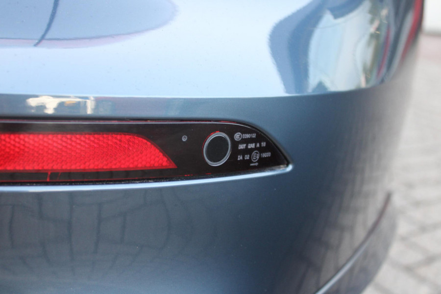 Volvo V60 2.0 T6 350PK Plug-in hybrid AWD Plus Dark | PANORAMISCH SCHUIF/KANTELDAK | PREMIUM AUDIO HARMAN/KARDON | NAVIGATIE VIA GOOGLE AUTO | APPLE CARPLAY / ANDROID AUTO | FULL-LED KOPLAMPEN | VERLICHTINGSPACK 2 | TREKHAAK MET SEMI ELEKTRISCH INKLAPBARE KOGEL 1800KG TREKGEWICHT! | 19'' 5-DOUBLE SPAAKS MATT GRAPHITE / DIAMOND CUT VELGEN | LEDEREN BEKLEDING | POWER SEATS - BESTUURDERS- EN PASSAGIERSSTOEL ELEKTRISCHVERSTELBAAR MET GEHEUGEN, ELEKTRISCH VERSTELBARE  ZITVERLENGERS /LENDESTEUN VIERVOUDIG | STOEL- EN ACHTERBANKVERWARMING | STUURVERWARMING | VOORRUITVERWARMING | PARKEE