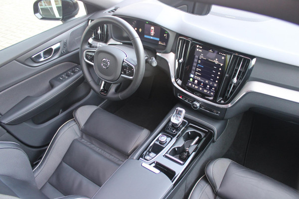 Volvo V60 2.0 T6 350PK Plug-in hybrid AWD Plus Dark | PANORAMISCH SCHUIF/KANTELDAK | PREMIUM AUDIO HARMAN/KARDON | NAVIGATIE VIA GOOGLE AUTO | APPLE CARPLAY / ANDROID AUTO | FULL-LED KOPLAMPEN | VERLICHTINGSPACK 2 | TREKHAAK MET SEMI ELEKTRISCH INKLAPBARE KOGEL 1800KG TREKGEWICHT! | 19'' 5-DOUBLE SPAAKS MATT GRAPHITE / DIAMOND CUT VELGEN | LEDEREN BEKLEDING | POWER SEATS - BESTUURDERS- EN PASSAGIERSSTOEL ELEKTRISCHVERSTELBAAR MET GEHEUGEN, ELEKTRISCH VERSTELBARE  ZITVERLENGERS /LENDESTEUN VIERVOUDIG | STOEL- EN ACHTERBANKVERWARMING | STUURVERWARMING | VOORRUITVERWARMING | PARKEE