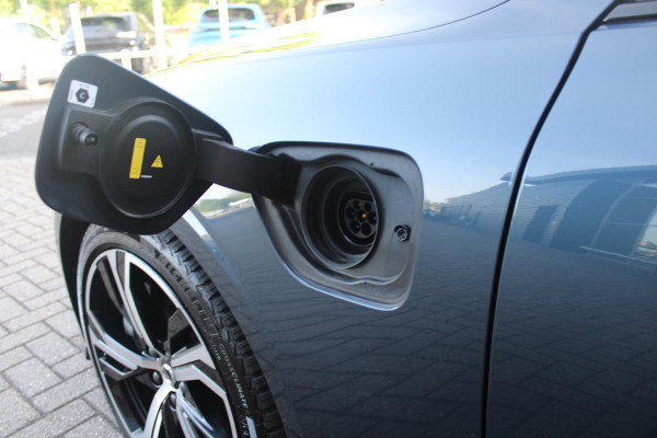 Volvo V60 2.0 T6 350PK Plug-in hybrid AWD Plus Dark | PANORAMISCH SCHUIF/KANTELDAK | PREMIUM AUDIO HARMAN/KARDON | NAVIGATIE VIA GOOGLE AUTO | APPLE CARPLAY / ANDROID AUTO | FULL-LED KOPLAMPEN | VERLICHTINGSPACK 2 | TREKHAAK MET SEMI ELEKTRISCH INKLAPBARE KOGEL 1800KG TREKGEWICHT! | 19'' 5-DOUBLE SPAAKS MATT GRAPHITE / DIAMOND CUT VELGEN | LEDEREN BEKLEDING | POWER SEATS - BESTUURDERS- EN PASSAGIERSSTOEL ELEKTRISCHVERSTELBAAR MET GEHEUGEN, ELEKTRISCH VERSTELBARE  ZITVERLENGERS /LENDESTEUN VIERVOUDIG | STOEL- EN ACHTERBANKVERWARMING | STUURVERWARMING | VOORRUITVERWARMING | PARKEE