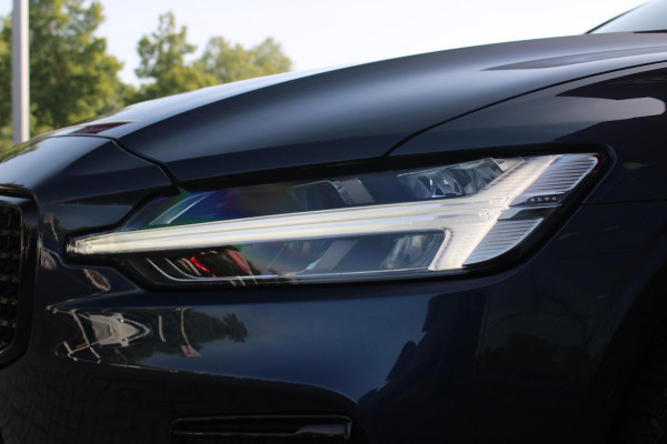 Volvo V60 2.0 T6 350PK Plug-in hybrid AWD Plus Dark | PANORAMISCH SCHUIF/KANTELDAK | PREMIUM AUDIO HARMAN/KARDON | NAVIGATIE VIA GOOGLE AUTO | APPLE CARPLAY / ANDROID AUTO | FULL-LED KOPLAMPEN | VERLICHTINGSPACK 2 | TREKHAAK MET SEMI ELEKTRISCH INKLAPBARE KOGEL 1800KG TREKGEWICHT! | 19'' 5-DOUBLE SPAAKS MATT GRAPHITE / DIAMOND CUT VELGEN | LEDEREN BEKLEDING | POWER SEATS - BESTUURDERS- EN PASSAGIERSSTOEL ELEKTRISCHVERSTELBAAR MET GEHEUGEN, ELEKTRISCH VERSTELBARE  ZITVERLENGERS /LENDESTEUN VIERVOUDIG | STOEL- EN ACHTERBANKVERWARMING | STUURVERWARMING | VOORRUITVERWARMING | PARKEE
