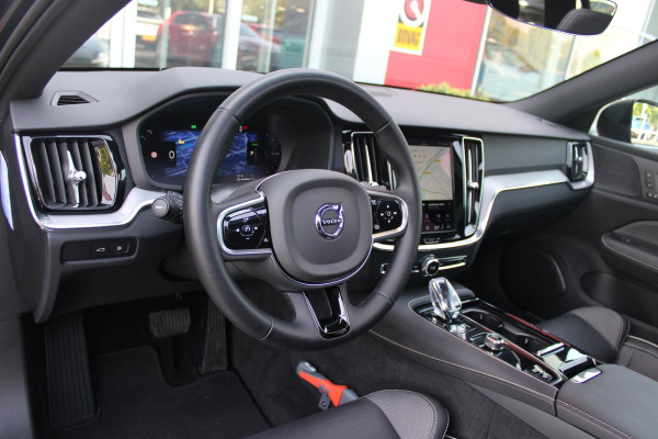 Volvo V60 2.0 T6 350PK Plug-in hybrid AWD Plus Dark | PANORAMISCH SCHUIF/KANTELDAK | PREMIUM AUDIO HARMAN/KARDON | NAVIGATIE VIA GOOGLE AUTO | APPLE CARPLAY / ANDROID AUTO | FULL-LED KOPLAMPEN | VERLICHTINGSPACK 2 | TREKHAAK MET SEMI ELEKTRISCH INKLAPBARE KOGEL 1800KG TREKGEWICHT! | 19'' 5-DOUBLE SPAAKS MATT GRAPHITE / DIAMOND CUT VELGEN | LEDEREN BEKLEDING | POWER SEATS - BESTUURDERS- EN PASSAGIERSSTOEL ELEKTRISCHVERSTELBAAR MET GEHEUGEN, ELEKTRISCH VERSTELBARE  ZITVERLENGERS /LENDESTEUN VIERVOUDIG | STOEL- EN ACHTERBANKVERWARMING | STUURVERWARMING | VOORRUITVERWARMING | PARKEE