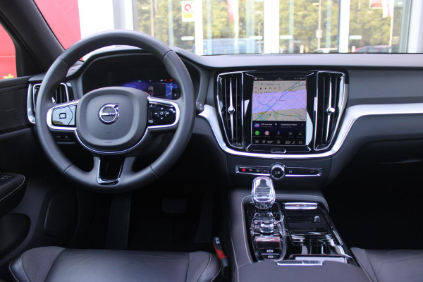 Volvo V60 2.0 T6 350PK Plug-in hybrid AWD Plus Dark | PANORAMISCH SCHUIF/KANTELDAK | PREMIUM AUDIO HARMAN/KARDON | NAVIGATIE VIA GOOGLE AUTO | APPLE CARPLAY / ANDROID AUTO | FULL-LED KOPLAMPEN | VERLICHTINGSPACK 2 | TREKHAAK MET SEMI ELEKTRISCH INKLAPBARE KOGEL 1800KG TREKGEWICHT! | 19'' 5-DOUBLE SPAAKS MATT GRAPHITE / DIAMOND CUT VELGEN | LEDEREN BEKLEDING | POWER SEATS - BESTUURDERS- EN PASSAGIERSSTOEL ELEKTRISCHVERSTELBAAR MET GEHEUGEN, ELEKTRISCH VERSTELBARE  ZITVERLENGERS /LENDESTEUN VIERVOUDIG | STOEL- EN ACHTERBANKVERWARMING | STUURVERWARMING | VOORRUITVERWARMING | PARKEE