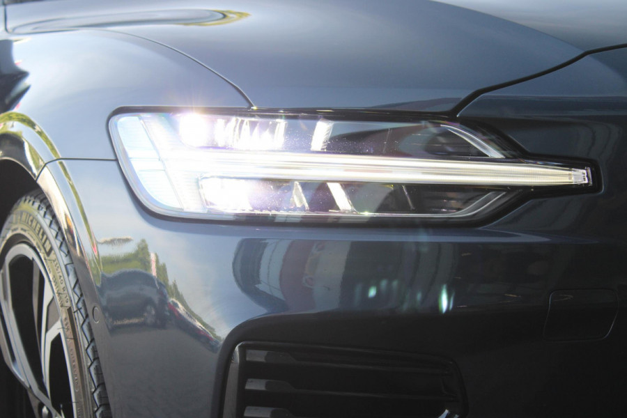 Volvo V60 2.0 T6 350PK Plug-in hybrid AWD Plus Dark | PANORAMISCH SCHUIF/KANTELDAK | PREMIUM AUDIO HARMAN/KARDON | NAVIGATIE VIA GOOGLE AUTO | APPLE CARPLAY / ANDROID AUTO | FULL-LED KOPLAMPEN | VERLICHTINGSPACK 2 | TREKHAAK MET SEMI ELEKTRISCH INKLAPBARE KOGEL 1800KG TREKGEWICHT! | 19'' 5-DOUBLE SPAAKS MATT GRAPHITE / DIAMOND CUT VELGEN | LEDEREN BEKLEDING | POWER SEATS - BESTUURDERS- EN PASSAGIERSSTOEL ELEKTRISCHVERSTELBAAR MET GEHEUGEN, ELEKTRISCH VERSTELBARE  ZITVERLENGERS /LENDESTEUN VIERVOUDIG | STOEL- EN ACHTERBANKVERWARMING | STUURVERWARMING | VOORRUITVERWARMING | PARKEE