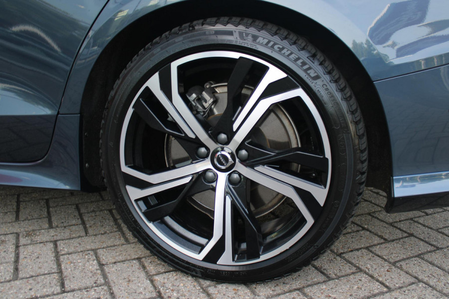 Volvo V60 2.0 T6 350PK Plug-in hybrid AWD Plus Dark | PANORAMISCH SCHUIF/KANTELDAK | PREMIUM AUDIO HARMAN/KARDON | NAVIGATIE VIA GOOGLE AUTO | APPLE CARPLAY / ANDROID AUTO | FULL-LED KOPLAMPEN | VERLICHTINGSPACK 2 | TREKHAAK MET SEMI ELEKTRISCH INKLAPBARE KOGEL 1800KG TREKGEWICHT! | 19'' 5-DOUBLE SPAAKS MATT GRAPHITE / DIAMOND CUT VELGEN | LEDEREN BEKLEDING | POWER SEATS - BESTUURDERS- EN PASSAGIERSSTOEL ELEKTRISCHVERSTELBAAR MET GEHEUGEN, ELEKTRISCH VERSTELBARE  ZITVERLENGERS /LENDESTEUN VIERVOUDIG | STOEL- EN ACHTERBANKVERWARMING | STUURVERWARMING | VOORRUITVERWARMING | PARKEE
