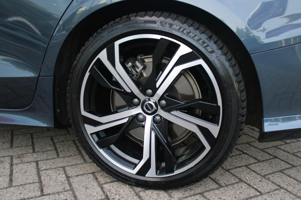 Volvo V60 2.0 T6 350PK Plug-in hybrid AWD Plus Dark | PANORAMISCH SCHUIF/KANTELDAK | PREMIUM AUDIO HARMAN/KARDON | NAVIGATIE VIA GOOGLE AUTO | APPLE CARPLAY / ANDROID AUTO | FULL-LED KOPLAMPEN | VERLICHTINGSPACK 2 | TREKHAAK MET SEMI ELEKTRISCH INKLAPBARE KOGEL 1800KG TREKGEWICHT! | 19'' 5-DOUBLE SPAAKS MATT GRAPHITE / DIAMOND CUT VELGEN | LEDEREN BEKLEDING | POWER SEATS - BESTUURDERS- EN PASSAGIERSSTOEL ELEKTRISCHVERSTELBAAR MET GEHEUGEN, ELEKTRISCH VERSTELBARE  ZITVERLENGERS /LENDESTEUN VIERVOUDIG | STOEL- EN ACHTERBANKVERWARMING | STUURVERWARMING | VOORRUITVERWARMING | PARKEE