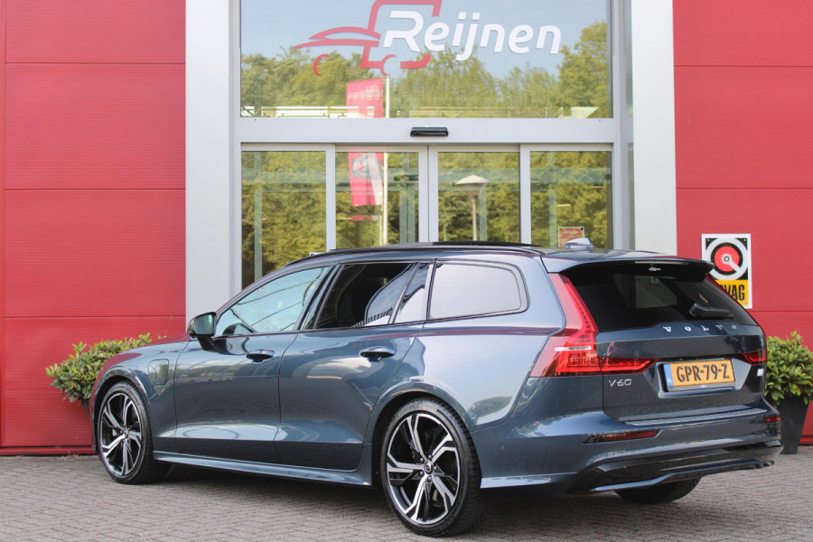 Volvo V60 2.0 T6 350PK Plug-in hybrid AWD Plus Dark | PANORAMISCH SCHUIF/KANTELDAK | PREMIUM AUDIO HARMAN/KARDON | NAVIGATIE VIA GOOGLE AUTO | APPLE CARPLAY / ANDROID AUTO | FULL-LED KOPLAMPEN | VERLICHTINGSPACK 2 | TREKHAAK MET SEMI ELEKTRISCH INKLAPBARE KOGEL 1800KG TREKGEWICHT! | 19'' 5-DOUBLE SPAAKS MATT GRAPHITE / DIAMOND CUT VELGEN | LEDEREN BEKLEDING | POWER SEATS - BESTUURDERS- EN PASSAGIERSSTOEL ELEKTRISCHVERSTELBAAR MET GEHEUGEN, ELEKTRISCH VERSTELBARE  ZITVERLENGERS /LENDESTEUN VIERVOUDIG | STOEL- EN ACHTERBANKVERWARMING | STUURVERWARMING | VOORRUITVERWARMING | PARKEE