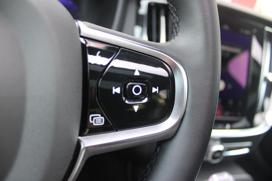 Volvo V60 2.0 T6 350PK Plug-in hybrid AWD Plus Dark | PANORAMISCH SCHUIF/KANTELDAK | PREMIUM AUDIO HARMAN/KARDON | NAVIGATIE VIA GOOGLE AUTO | APPLE CARPLAY / ANDROID AUTO | FULL-LED KOPLAMPEN | VERLICHTINGSPACK 2 | TREKHAAK MET SEMI ELEKTRISCH INKLAPBARE KOGEL 1800KG TREKGEWICHT! | 19'' 5-DOUBLE SPAAKS MATT GRAPHITE / DIAMOND CUT VELGEN | LEDEREN BEKLEDING | POWER SEATS - BESTUURDERS- EN PASSAGIERSSTOEL ELEKTRISCHVERSTELBAAR MET GEHEUGEN, ELEKTRISCH VERSTELBARE  ZITVERLENGERS /LENDESTEUN VIERVOUDIG | STOEL- EN ACHTERBANKVERWARMING | STUURVERWARMING | VOORRUITVERWARMING | PARKEE