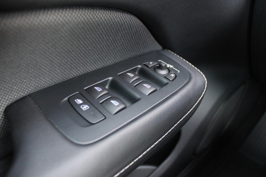 Volvo V60 2.0 T6 350PK Plug-in hybrid AWD Plus Dark | PANORAMISCH SCHUIF/KANTELDAK | PREMIUM AUDIO HARMAN/KARDON | NAVIGATIE VIA GOOGLE AUTO | APPLE CARPLAY / ANDROID AUTO | FULL-LED KOPLAMPEN | VERLICHTINGSPACK 2 | TREKHAAK MET SEMI ELEKTRISCH INKLAPBARE KOGEL 1800KG TREKGEWICHT! | 19'' 5-DOUBLE SPAAKS MATT GRAPHITE / DIAMOND CUT VELGEN | LEDEREN BEKLEDING | POWER SEATS - BESTUURDERS- EN PASSAGIERSSTOEL ELEKTRISCHVERSTELBAAR MET GEHEUGEN, ELEKTRISCH VERSTELBARE  ZITVERLENGERS /LENDESTEUN VIERVOUDIG | STOEL- EN ACHTERBANKVERWARMING | STUURVERWARMING | VOORRUITVERWARMING | PARKEE