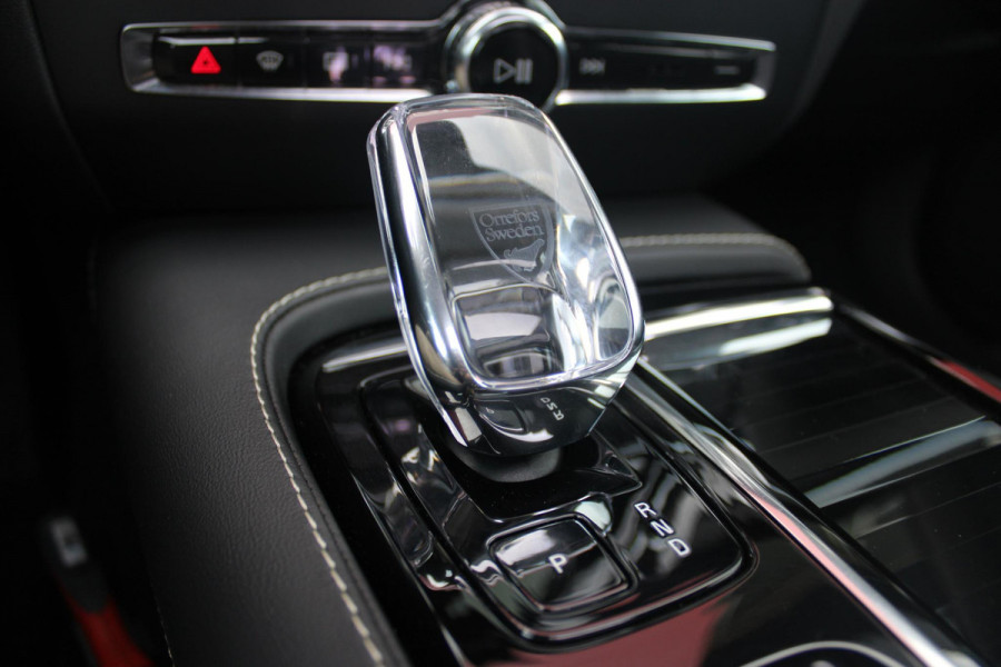 Volvo V60 2.0 T6 350PK Plug-in hybrid AWD Plus Dark | PANORAMISCH SCHUIF/KANTELDAK | PREMIUM AUDIO HARMAN/KARDON | NAVIGATIE VIA GOOGLE AUTO | APPLE CARPLAY / ANDROID AUTO | FULL-LED KOPLAMPEN | VERLICHTINGSPACK 2 | TREKHAAK MET SEMI ELEKTRISCH INKLAPBARE KOGEL 1800KG TREKGEWICHT! | 19'' 5-DOUBLE SPAAKS MATT GRAPHITE / DIAMOND CUT VELGEN | LEDEREN BEKLEDING | POWER SEATS - BESTUURDERS- EN PASSAGIERSSTOEL ELEKTRISCHVERSTELBAAR MET GEHEUGEN, ELEKTRISCH VERSTELBARE  ZITVERLENGERS /LENDESTEUN VIERVOUDIG | STOEL- EN ACHTERBANKVERWARMING | STUURVERWARMING | VOORRUITVERWARMING | PARKEE