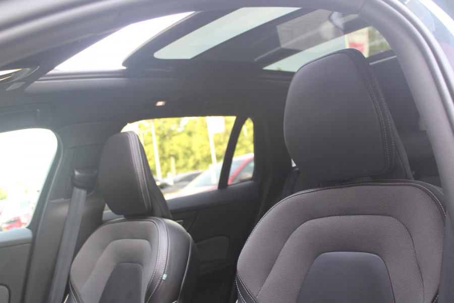 Volvo V60 2.0 T6 350PK Plug-in hybrid AWD Plus Dark | PANORAMISCH SCHUIF/KANTELDAK | PREMIUM AUDIO HARMAN/KARDON | NAVIGATIE VIA GOOGLE AUTO | APPLE CARPLAY / ANDROID AUTO | FULL-LED KOPLAMPEN | VERLICHTINGSPACK 2 | TREKHAAK MET SEMI ELEKTRISCH INKLAPBARE KOGEL 1800KG TREKGEWICHT! | 19'' 5-DOUBLE SPAAKS MATT GRAPHITE / DIAMOND CUT VELGEN | LEDEREN BEKLEDING | POWER SEATS - BESTUURDERS- EN PASSAGIERSSTOEL ELEKTRISCHVERSTELBAAR MET GEHEUGEN, ELEKTRISCH VERSTELBARE  ZITVERLENGERS /LENDESTEUN VIERVOUDIG | STOEL- EN ACHTERBANKVERWARMING | STUURVERWARMING | VOORRUITVERWARMING | PARKEE