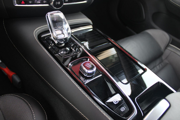 Volvo V60 2.0 T6 350PK Plug-in hybrid AWD Plus Dark | PANORAMISCH SCHUIF/KANTELDAK | PREMIUM AUDIO HARMAN/KARDON | NAVIGATIE VIA GOOGLE AUTO | APPLE CARPLAY / ANDROID AUTO | FULL-LED KOPLAMPEN | VERLICHTINGSPACK 2 | TREKHAAK MET SEMI ELEKTRISCH INKLAPBARE KOGEL 1800KG TREKGEWICHT! | 19'' 5-DOUBLE SPAAKS MATT GRAPHITE / DIAMOND CUT VELGEN | LEDEREN BEKLEDING | POWER SEATS - BESTUURDERS- EN PASSAGIERSSTOEL ELEKTRISCHVERSTELBAAR MET GEHEUGEN, ELEKTRISCH VERSTELBARE  ZITVERLENGERS /LENDESTEUN VIERVOUDIG | STOEL- EN ACHTERBANKVERWARMING | STUURVERWARMING | VOORRUITVERWARMING | PARKEE