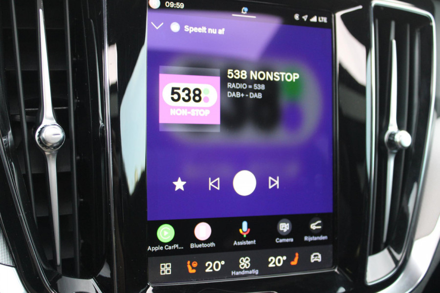 Volvo V60 2.0 T6 350PK Plug-in hybrid AWD Plus Dark | PANORAMISCH SCHUIF/KANTELDAK | PREMIUM AUDIO HARMAN/KARDON | NAVIGATIE VIA GOOGLE AUTO | APPLE CARPLAY / ANDROID AUTO | FULL-LED KOPLAMPEN | VERLICHTINGSPACK 2 | TREKHAAK MET SEMI ELEKTRISCH INKLAPBARE KOGEL 1800KG TREKGEWICHT! | 19'' 5-DOUBLE SPAAKS MATT GRAPHITE / DIAMOND CUT VELGEN | LEDEREN BEKLEDING | POWER SEATS - BESTUURDERS- EN PASSAGIERSSTOEL ELEKTRISCHVERSTELBAAR MET GEHEUGEN, ELEKTRISCH VERSTELBARE  ZITVERLENGERS /LENDESTEUN VIERVOUDIG | STOEL- EN ACHTERBANKVERWARMING | STUURVERWARMING | VOORRUITVERWARMING | PARKEE