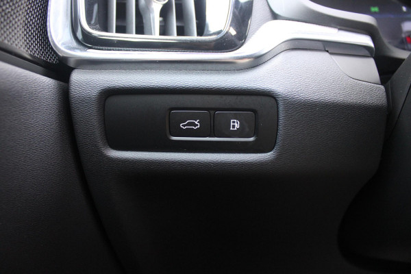 Volvo V60 2.0 T6 350PK Plug-in hybrid AWD Plus Dark | PANORAMISCH SCHUIF/KANTELDAK | PREMIUM AUDIO HARMAN/KARDON | NAVIGATIE VIA GOOGLE AUTO | APPLE CARPLAY / ANDROID AUTO | FULL-LED KOPLAMPEN | VERLICHTINGSPACK 2 | TREKHAAK MET SEMI ELEKTRISCH INKLAPBARE KOGEL 1800KG TREKGEWICHT! | 19'' 5-DOUBLE SPAAKS MATT GRAPHITE / DIAMOND CUT VELGEN | LEDEREN BEKLEDING | POWER SEATS - BESTUURDERS- EN PASSAGIERSSTOEL ELEKTRISCHVERSTELBAAR MET GEHEUGEN, ELEKTRISCH VERSTELBARE  ZITVERLENGERS /LENDESTEUN VIERVOUDIG | STOEL- EN ACHTERBANKVERWARMING | STUURVERWARMING | VOORRUITVERWARMING | PARKEE