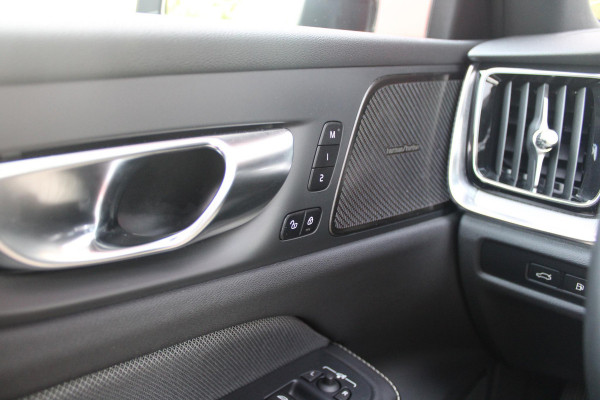 Volvo V60 2.0 T6 350PK Plug-in hybrid AWD Plus Dark | PANORAMISCH SCHUIF/KANTELDAK | PREMIUM AUDIO HARMAN/KARDON | NAVIGATIE VIA GOOGLE AUTO | APPLE CARPLAY / ANDROID AUTO | FULL-LED KOPLAMPEN | VERLICHTINGSPACK 2 | TREKHAAK MET SEMI ELEKTRISCH INKLAPBARE KOGEL 1800KG TREKGEWICHT! | 19'' 5-DOUBLE SPAAKS MATT GRAPHITE / DIAMOND CUT VELGEN | LEDEREN BEKLEDING | POWER SEATS - BESTUURDERS- EN PASSAGIERSSTOEL ELEKTRISCHVERSTELBAAR MET GEHEUGEN, ELEKTRISCH VERSTELBARE  ZITVERLENGERS /LENDESTEUN VIERVOUDIG | STOEL- EN ACHTERBANKVERWARMING | STUURVERWARMING | VOORRUITVERWARMING | PARKEE