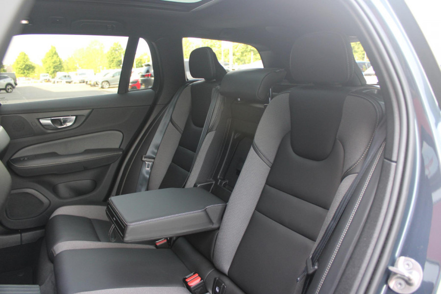 Volvo V60 2.0 T6 350PK Plug-in hybrid AWD Plus Dark | PANORAMISCH SCHUIF/KANTELDAK | PREMIUM AUDIO HARMAN/KARDON | NAVIGATIE VIA GOOGLE AUTO | APPLE CARPLAY / ANDROID AUTO | FULL-LED KOPLAMPEN | VERLICHTINGSPACK 2 | TREKHAAK MET SEMI ELEKTRISCH INKLAPBARE KOGEL 1800KG TREKGEWICHT! | 19'' 5-DOUBLE SPAAKS MATT GRAPHITE / DIAMOND CUT VELGEN | LEDEREN BEKLEDING | POWER SEATS - BESTUURDERS- EN PASSAGIERSSTOEL ELEKTRISCHVERSTELBAAR MET GEHEUGEN, ELEKTRISCH VERSTELBARE  ZITVERLENGERS /LENDESTEUN VIERVOUDIG | STOEL- EN ACHTERBANKVERWARMING | STUURVERWARMING | VOORRUITVERWARMING | PARKEE