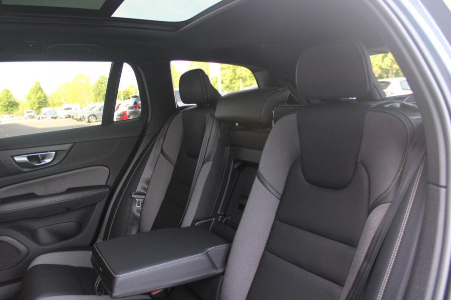 Volvo V60 2.0 T6 350PK Plug-in hybrid AWD Plus Dark | PANORAMISCH SCHUIF/KANTELDAK | PREMIUM AUDIO HARMAN/KARDON | NAVIGATIE VIA GOOGLE AUTO | APPLE CARPLAY / ANDROID AUTO | FULL-LED KOPLAMPEN | VERLICHTINGSPACK 2 | TREKHAAK MET SEMI ELEKTRISCH INKLAPBARE KOGEL 1800KG TREKGEWICHT! | 19'' 5-DOUBLE SPAAKS MATT GRAPHITE / DIAMOND CUT VELGEN | LEDEREN BEKLEDING | POWER SEATS - BESTUURDERS- EN PASSAGIERSSTOEL ELEKTRISCHVERSTELBAAR MET GEHEUGEN, ELEKTRISCH VERSTELBARE  ZITVERLENGERS /LENDESTEUN VIERVOUDIG | STOEL- EN ACHTERBANKVERWARMING | STUURVERWARMING | VOORRUITVERWARMING | PARKEE