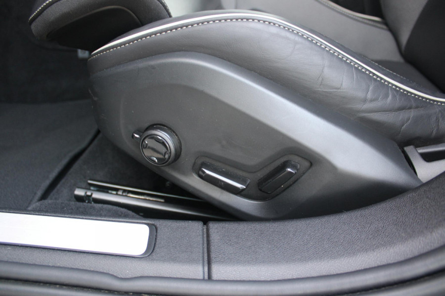 Volvo V60 2.0 T6 350PK Plug-in hybrid AWD Plus Dark | PANORAMISCH SCHUIF/KANTELDAK | PREMIUM AUDIO HARMAN/KARDON | NAVIGATIE VIA GOOGLE AUTO | APPLE CARPLAY / ANDROID AUTO | FULL-LED KOPLAMPEN | VERLICHTINGSPACK 2 | TREKHAAK MET SEMI ELEKTRISCH INKLAPBARE KOGEL 1800KG TREKGEWICHT! | 19'' 5-DOUBLE SPAAKS MATT GRAPHITE / DIAMOND CUT VELGEN | LEDEREN BEKLEDING | POWER SEATS - BESTUURDERS- EN PASSAGIERSSTOEL ELEKTRISCHVERSTELBAAR MET GEHEUGEN, ELEKTRISCH VERSTELBARE  ZITVERLENGERS /LENDESTEUN VIERVOUDIG | STOEL- EN ACHTERBANKVERWARMING | STUURVERWARMING | VOORRUITVERWARMING | PARKEE