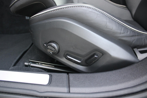 Volvo V60 2.0 T6 350PK Plug-in hybrid AWD Plus Dark | PANORAMISCH SCHUIF/KANTELDAK | PREMIUM AUDIO HARMAN/KARDON | NAVIGATIE VIA GOOGLE AUTO | APPLE CARPLAY / ANDROID AUTO | FULL-LED KOPLAMPEN | VERLICHTINGSPACK 2 | TREKHAAK MET SEMI ELEKTRISCH INKLAPBARE KOGEL 1800KG TREKGEWICHT! | 19'' 5-DOUBLE SPAAKS MATT GRAPHITE / DIAMOND CUT VELGEN | LEDEREN BEKLEDING | POWER SEATS - BESTUURDERS- EN PASSAGIERSSTOEL ELEKTRISCHVERSTELBAAR MET GEHEUGEN, ELEKTRISCH VERSTELBARE  ZITVERLENGERS /LENDESTEUN VIERVOUDIG | STOEL- EN ACHTERBANKVERWARMING | STUURVERWARMING | VOORRUITVERWARMING | PARKEE