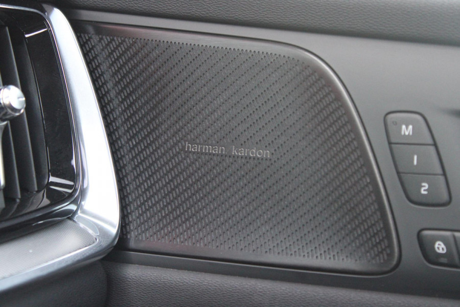 Volvo V60 2.0 T6 350PK Plug-in hybrid AWD Plus Dark | PANORAMISCH SCHUIF/KANTELDAK | PREMIUM AUDIO HARMAN/KARDON | NAVIGATIE VIA GOOGLE AUTO | APPLE CARPLAY / ANDROID AUTO | FULL-LED KOPLAMPEN | VERLICHTINGSPACK 2 | TREKHAAK MET SEMI ELEKTRISCH INKLAPBARE KOGEL 1800KG TREKGEWICHT! | 19'' 5-DOUBLE SPAAKS MATT GRAPHITE / DIAMOND CUT VELGEN | LEDEREN BEKLEDING | POWER SEATS - BESTUURDERS- EN PASSAGIERSSTOEL ELEKTRISCHVERSTELBAAR MET GEHEUGEN, ELEKTRISCH VERSTELBARE  ZITVERLENGERS /LENDESTEUN VIERVOUDIG | STOEL- EN ACHTERBANKVERWARMING | STUURVERWARMING | VOORRUITVERWARMING | PARKEE