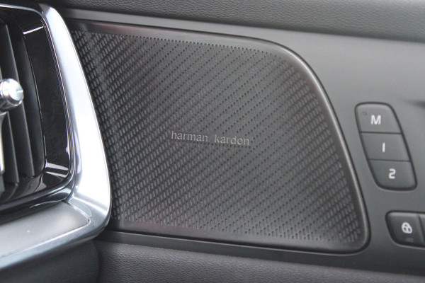 Volvo V60 2.0 T6 350PK Plug-in hybrid AWD Plus Dark | PANORAMISCH SCHUIF/KANTELDAK | PREMIUM AUDIO HARMAN/KARDON | NAVIGATIE VIA GOOGLE AUTO | APPLE CARPLAY / ANDROID AUTO | FULL-LED KOPLAMPEN | VERLICHTINGSPACK 2 | TREKHAAK MET SEMI ELEKTRISCH INKLAPBARE KOGEL 1800KG TREKGEWICHT! | 19'' 5-DOUBLE SPAAKS MATT GRAPHITE / DIAMOND CUT VELGEN | LEDEREN BEKLEDING | POWER SEATS - BESTUURDERS- EN PASSAGIERSSTOEL ELEKTRISCHVERSTELBAAR MET GEHEUGEN, ELEKTRISCH VERSTELBARE  ZITVERLENGERS /LENDESTEUN VIERVOUDIG | STOEL- EN ACHTERBANKVERWARMING | STUURVERWARMING | VOORRUITVERWARMING | PARKEE