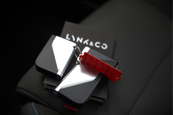 Lynk & Co 01 1.5 | Panoramadak | Stoelverwarming | Keyless | Apple Carplay | Adaptive Cruise Control | Infinity | Navigatie | Camera | Parkeersensoren |