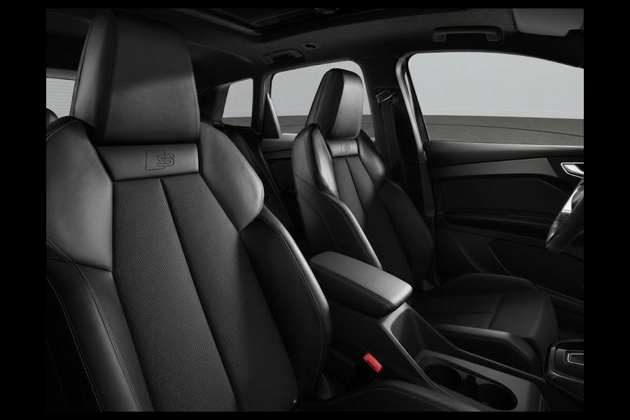 Audi Q4 e-tron 45 S edition Competition 82 kWh 286 pk | Assistentiepakket plus | Comfortpakket | Glazen panoramadak |  Lichtpakket plus ambient light |