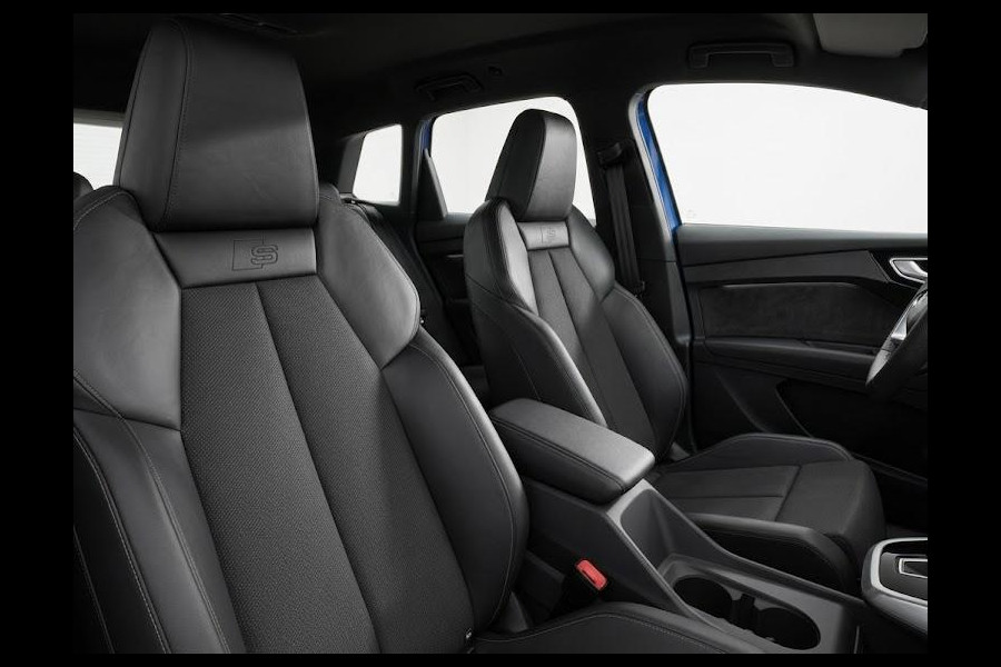 Audi Q4 e-tron 45 S edition Competition 82 kWh 286 pk | Assistentiepakket plus | Comfortpakket | Lichtpakket plus ambient light | Trekhaak |