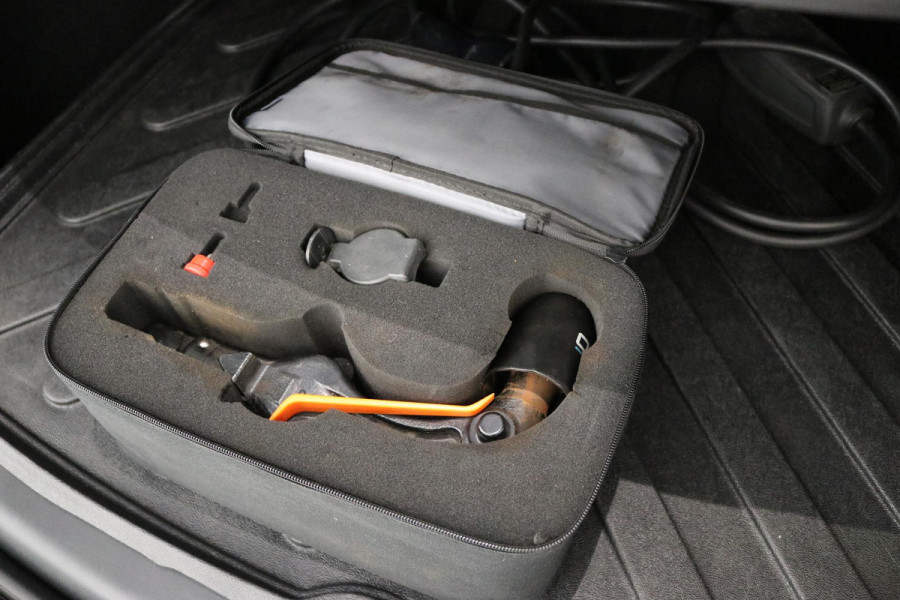 Tesla Model Y RWD 58 kWh | TREKHAAK | 20" LM VELGEN | ZWARTE DETAILS |